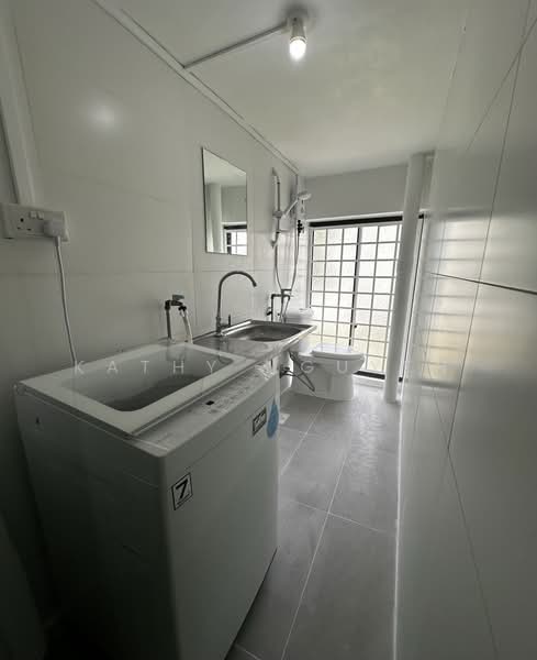 Sims 450 Centre, 450 Sims Avenue, Studio, 150 sqft, Walk-up Apartment For Rent, by Kathy Nguyen, 500226849 - Bathroom - PropertyGuru.com.sg