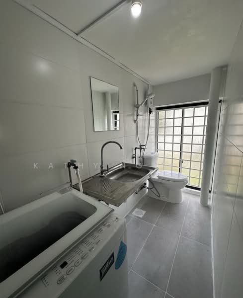 Sims 450 Centre, 450 Sims Avenue, Studio, 150 sqft, Walk-up Apartment For Rent, by Kathy Nguyen, 500226849 - Bathroom - PropertyGuru.com.sg