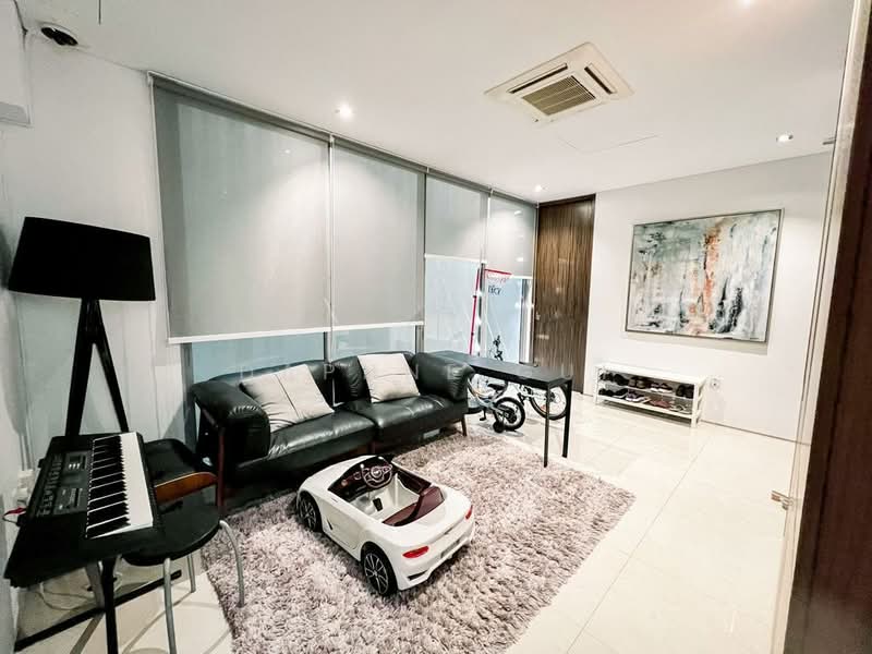 Cotswold villas, 35 Cotswold Close, 4 Bedrooms, 4,489 sqft, Cluster House For Sale, by Daphne Gui, 500226862 - Living Room - PropertyGuru.com.sg