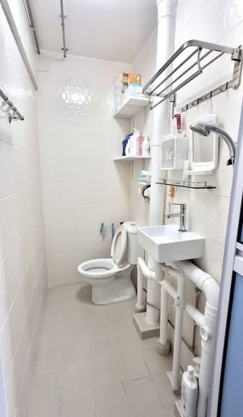 27 Jalan Bahagia, 27 Jalan Bahagia, 2 Bedrooms, 602 sqft, HDB Flat For Sale, by Seow Yun Ye (Bob), 500226867 - Bathroom - PropertyGuru.com.sg