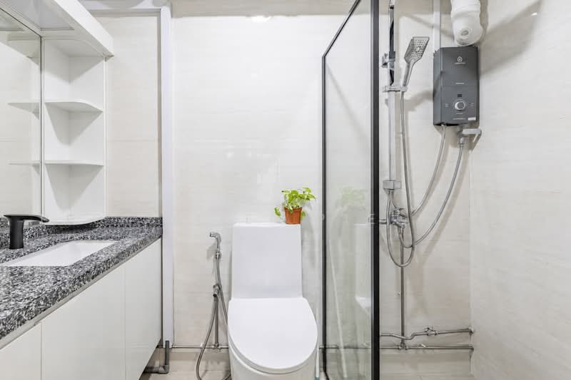 729 Tampines Street 71, 729 Tampines Street 71, 4 Bedrooms, 1,324 sqft, HDB Flat For Sale, by Kelly Tan, 500226880 - Bathroom - PropertyGuru.com.sg