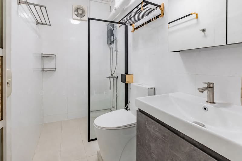 729 Tampines Street 71, 729 Tampines Street 71, 4 Bedrooms, 1,324 sqft, HDB Flat For Sale, by Kelly Tan, 500226880 - Bathroom - PropertyGuru.com.sg