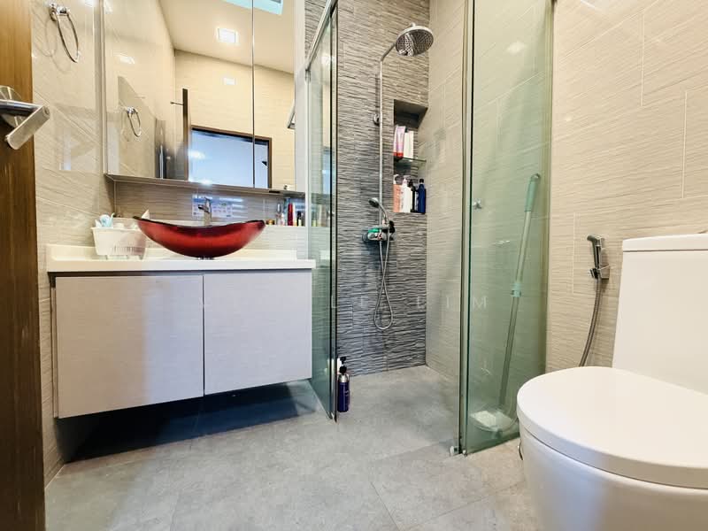 Villa Begonia, 36 Begonia Walk, 5 Bedrooms, 3,140 sqft, Semi-Detached House For Sale, by Vicole Lim, 500226881 - Bathroom - PropertyGuru.com.sg