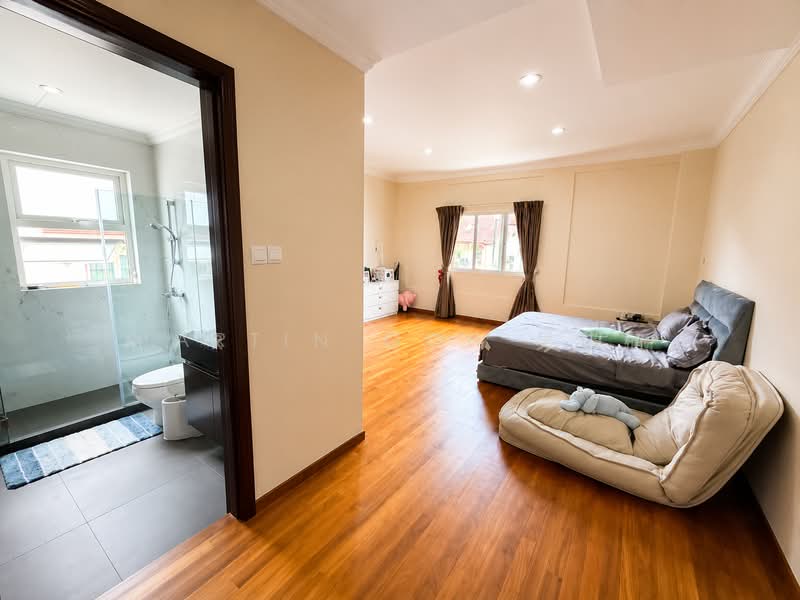 Rare Value Buy! Within 1km to SCGS Beautifully Renovated, , 5 Bedrooms, 5,500 sqft, Detached House For Sale, by Martin Goh 吴伟楠, 500226954 - Bedroom - PropertyGuru.com.sg