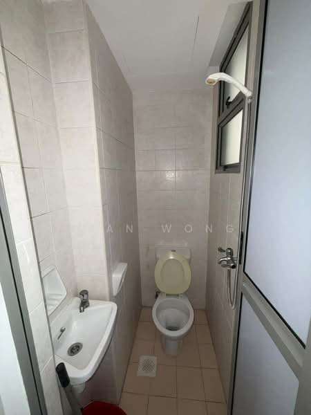 The Florida, 72 Hougang Avenue 7, 3 Bedrooms, 1,227 sqft, Condominium For Rent, by Ryan Wong, 500226959 - Yard Bathroom - PropertyGuru.com.sg