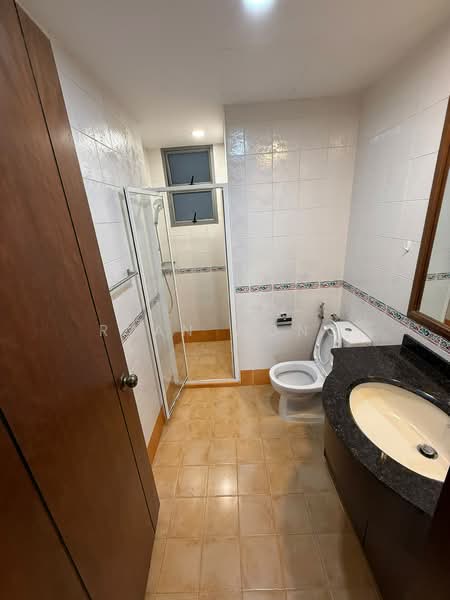 The Florida, 72 Hougang Avenue 7, 3 Bedrooms, 1,227 sqft, Condominium For Rent, by Ryan Wong, 500226959 - Bathroom - PropertyGuru.com.sg