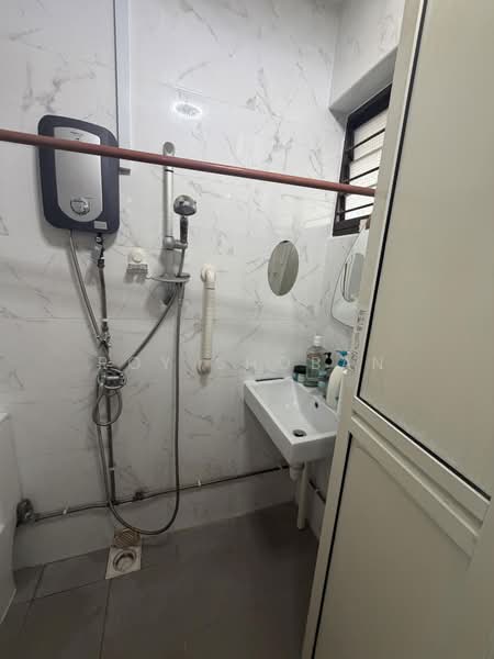 422 Serangoon Central, 422 Serangoon Central, 4 Bedrooms, 1,216 sqft, HDB Flat For Sale, by Roy Shoban, 500226970 - Bathroom - PropertyGuru.com.sg