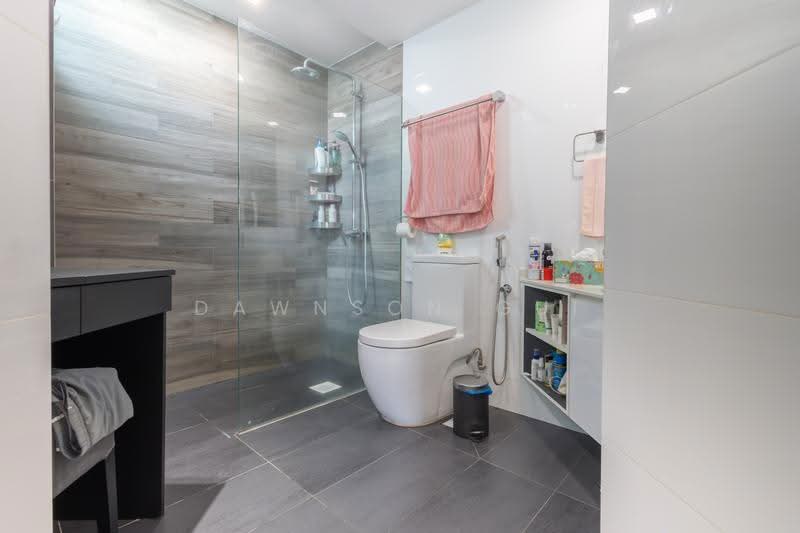Tanamera Crest, 6 Pari Dedap Walk, Bedok / Upper East Coast, 4 Bedrooms, 1,970 sqft, Condominium For Sale, by Dawnson Gui, 500226978 - 2nd Flr. Spacious Master Bathroom - PropertyGuru.com.sg