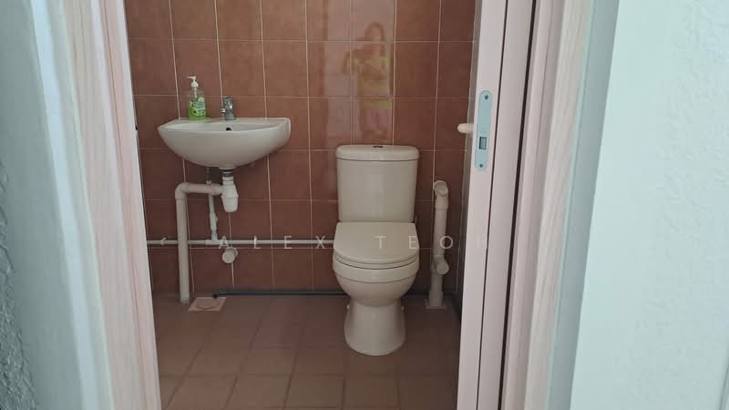 411 Bukit Batok West Avenue 4, 411 Bukit Batok West Avenue 4, Room Rental, 120 sqft, HDB Flat For Rent, by Alex Teoh, 500227001 - Bathroom - PropertyGuru.com.sg