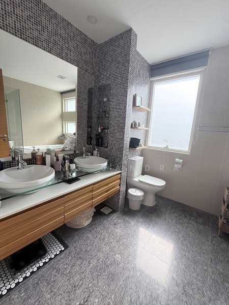 Gallop Green, 13 Woollerton Park, 5 Bedrooms, 4,338 sqft, Condominium For Sale, by Ong Sandra, 500227022 - Bathroom - PropertyGuru.com.sg
