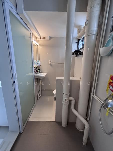 33 Marine Crescent, 33 Marine Crescent, 2 Bedrooms, 818 sqft, HDB Flat For Sale, by Angeline Ng, 500227024 - Bathroom - PropertyGuru.com.sg