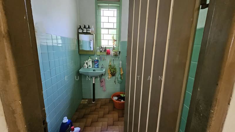 Serangoon Garden Estate, Coniston Grove, 3 Bedrooms, 1,600 sqft, Terraced House For Sale, by Eunice Tan, 500227048 - Bathroom - PropertyGuru.com.sg