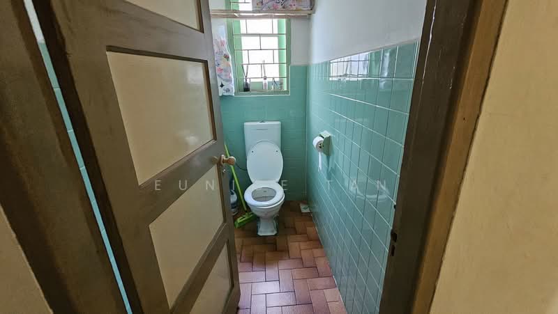 Serangoon Garden Estate, Coniston Grove, 3 Bedrooms, 1,600 sqft, Terraced House For Sale, by Eunice Tan, 500227048 - Bathroom - PropertyGuru.com.sg