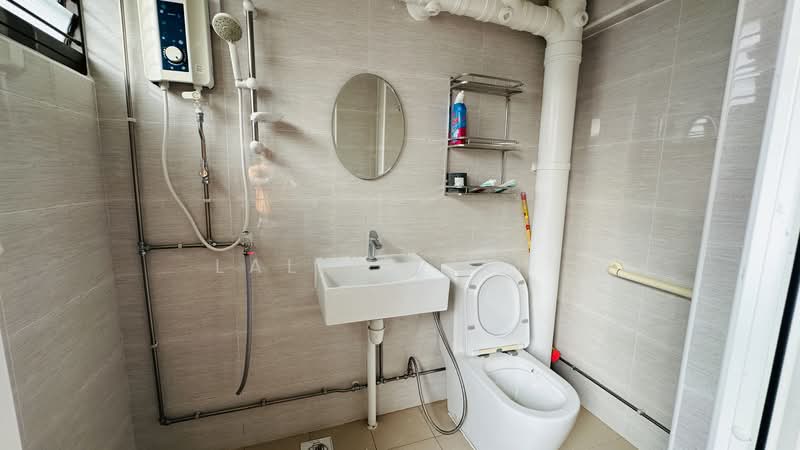 412 Serangoon Central, 412 Serangoon Central, Room Rental, 150 sqft, HDB Flat For Rent, by Lalit Rikhi, 500227059 - Bathroom - PropertyGuru.com.sg