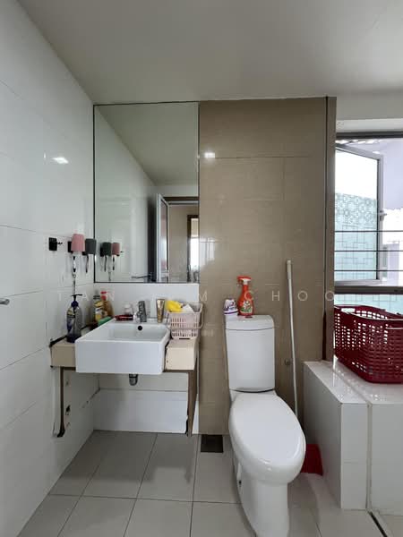 Trevista, 21 Lorong 3 Toa Payoh, 2 Bedrooms, 861 sqft, Condominium For Sale, by Tan Kim Choo, 500227075 - Common Bathroom - PropertyGuru.com.sg