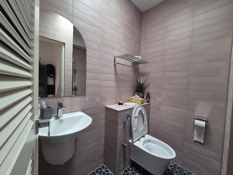 Jalan Remaja Inter-Terrace, Jalan Remaja, Dairy Farm / Bukit Panjang / Choa Chu Kang, 5 Bedrooms, 2,200 sqft, Terraced House For Sale, by Cheryl Tan, 500227078 - Bathroom - PropertyGuru.com.sg