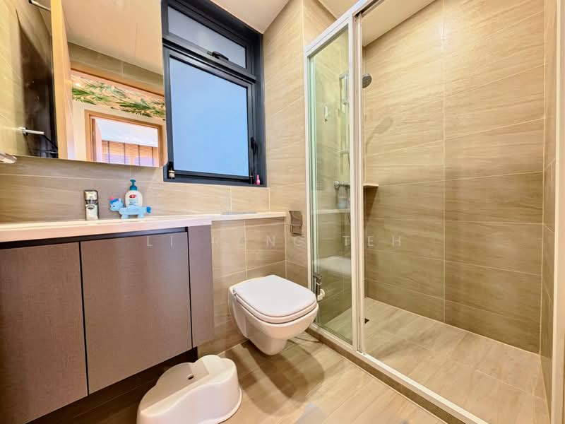 Hundred Palms Residences, 272 Yio Chu Kang Road, 3 Bedrooms, 958 sqft, Executive Condominium For Sale, by Li Rong Teh, 500227120 - Bathroom - PropertyGuru.com.sg
