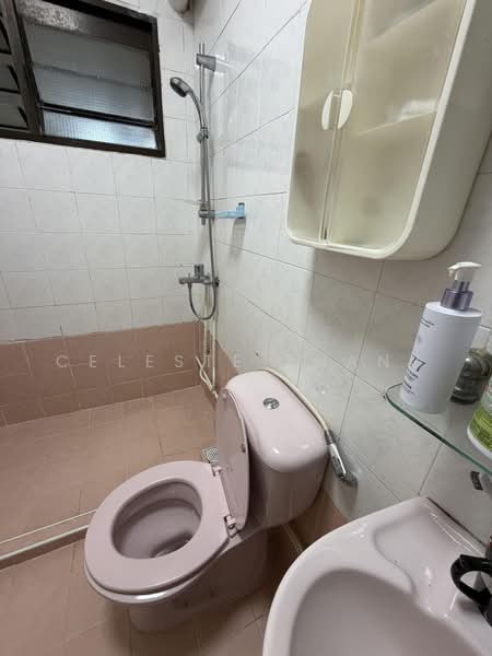 352 Kang Ching Road, 352 Kang Ching Road, 4 Bedrooms, 1,292 sqft, HDB Flat For Rent, by Celeste Zhang, 500227133 - Bathroom - PropertyGuru.com.sg
