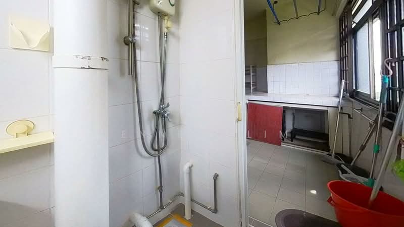 359 Clementi Avenue 2, 359 Clementi Avenue 2, 3 Bedrooms, 990 sqft, HDB Flat For Sale, by Kenneth Lim, 500227151 - Bathroom - PropertyGuru.com.sg