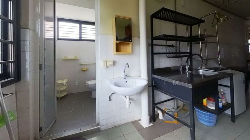 359 Clementi Avenue 2, 359 Clementi Avenue 2, 3 Bedrooms, 990 sqft, HDB Flat For Sale, by Kenneth Lim, 500227151 - Bathroom - PropertyGuru.com.sg