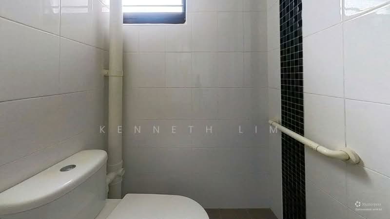 359 Clementi Avenue 2, 359 Clementi Avenue 2, 3 Bedrooms, 990 sqft, HDB Flat For Sale, by Kenneth Lim, 500227151 - Bathroom - PropertyGuru.com.sg