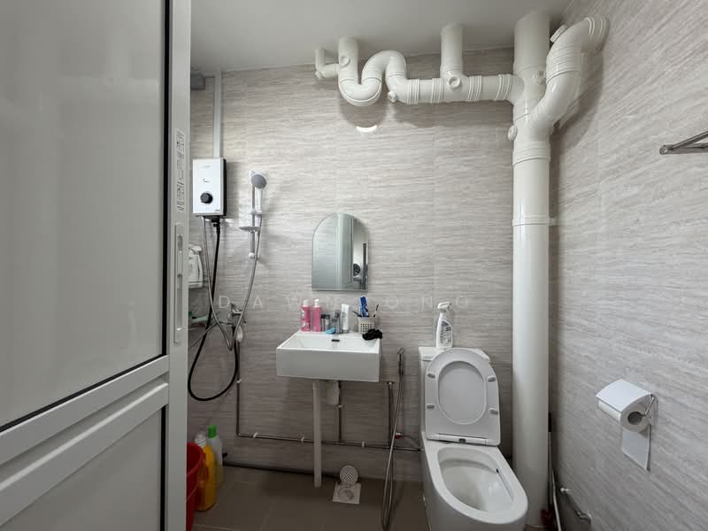246 Simei Street 5, 246 Simei Street 5, 3 Bedrooms, 1,130 sqft, HDB Flat For Sale, by Dawn Ong, 500227182 - Bathroom - PropertyGuru.com.sg