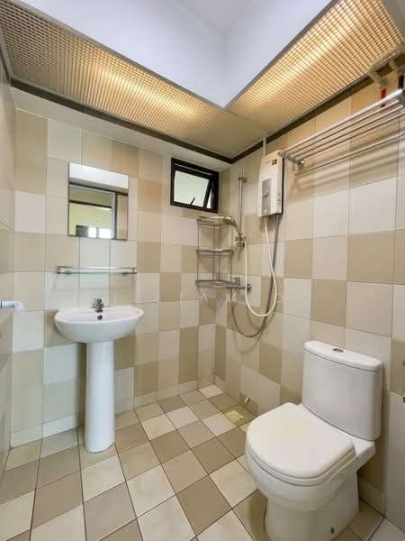 88 Dawson Road, 88 Dawson Road, 3 Bedrooms, 893 sqft, HDB Flat For Sale, by William Oo, 500227191 - Common Bathroom - PropertyGuru.com.sg