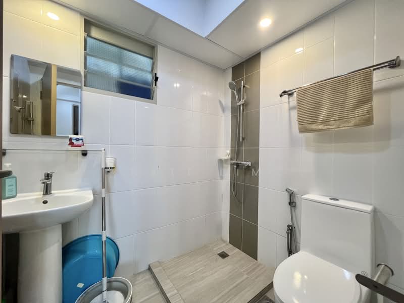 215A Compassvale Drive, 215A Compassvale Drive, 3 Bedrooms, 990 sqft, HDB Flat For Sale, by Nate Lim, 500227200 - Bathroom - PropertyGuru.com.sg