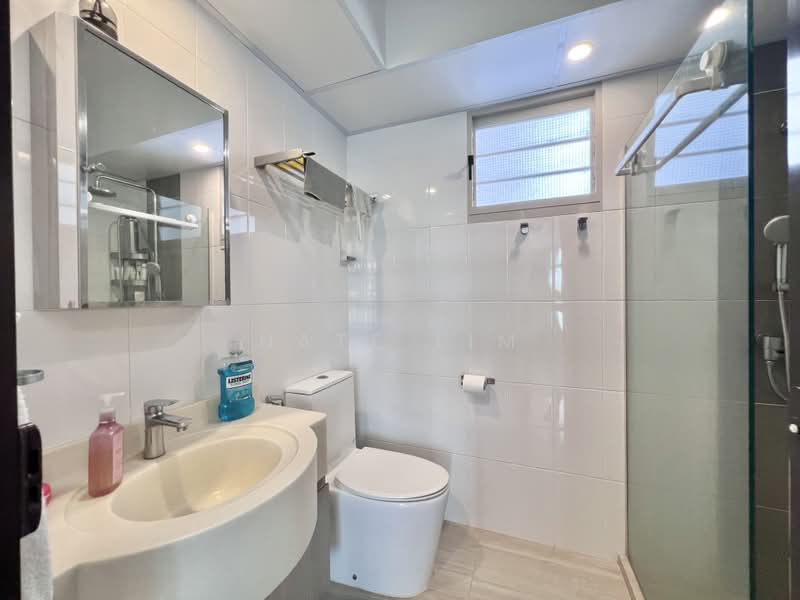 215A Compassvale Drive, 215A Compassvale Drive, 3 Bedrooms, 990 sqft, HDB Flat For Sale, by Nate Lim, 500227200 - Master Bathroom - PropertyGuru.com.sg