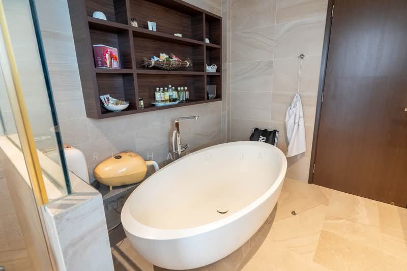 Jalan Selanting, Jalan Selanting, 9 Bedrooms, 7,700 sqft, Semi-Detached House For Sale, by Richard Jany, 500227208 - Bathroom - PropertyGuru.com.sg