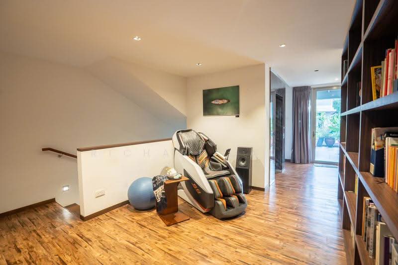 Jalan Selanting, Jalan Selanting, Clementi Park / Upper Bukit Timah, 7 Bedrooms, 7,700 sqft, Semi-Detached House For Sale, by Richard Jany, 500227208 - Upper-floor landing with lift - PropertyGuru.com.sg