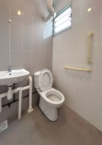 135 Bedok North Street 2, 135 Bedok North Street 2, 3 Bedrooms, 990 sqft, HDB Flat For Sale, by Margaret Tan, 500227245 - Bathroom - PropertyGuru.com.sg