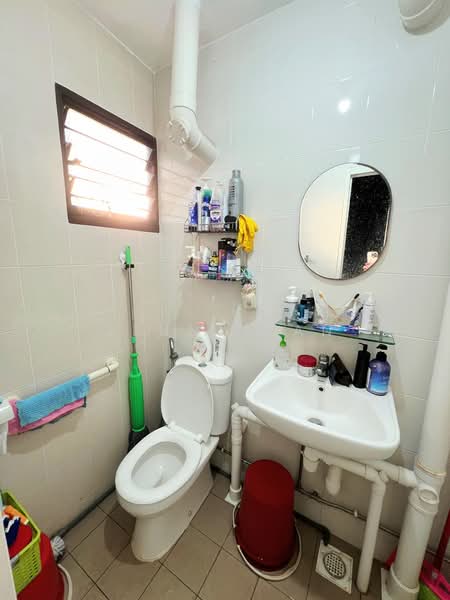 377 Clementi Avenue 5, 377 Clementi Avenue 5, 2 Bedrooms, 700 sqft, HDB Flat For Rent, by Jenny Tan, 500227326 - Bathroom - PropertyGuru.com.sg