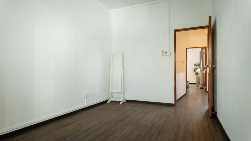 Serangoon Garden Estate, Jalan Pacheli, 5 Bedrooms, 1,800 sqft, Terraced House For Sale, by Cherlyn Wang, 500227347 - Bedroom - PropertyGuru.com.sg