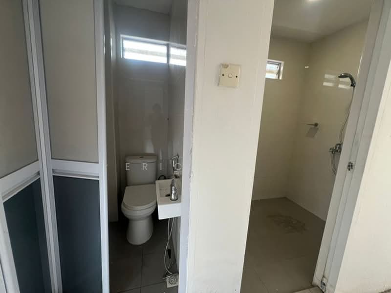 Lowland Road 2 Bedrooms ShopHouse Apartment, Lowland Road, 2 Bedrooms, 872 sqft, Shophouse For Rent, by Eric Gan, 500227388 - Bathroom - PropertyGuru.com.sg