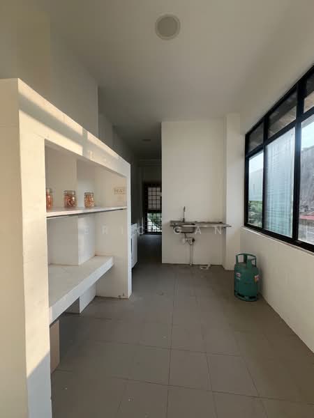Lowland Road 2 Bedrooms ShopHouse Apartment, Lowland Road, 2 Bedrooms, 872 sqft, Shophouse For Rent, by Eric Gan, 500227388 - Kitchen - PropertyGuru.com.sg