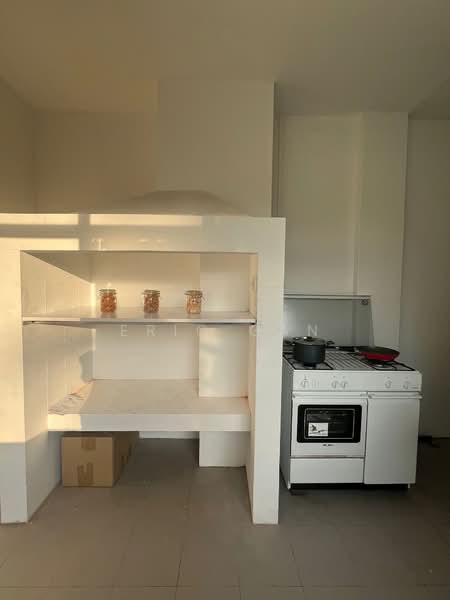 Lowland Road 2 Bedrooms ShopHouse Apartment, Lowland Road, 2 Bedrooms, 872 sqft, Shophouse For Rent, by Eric Gan, 500227388 - Kitchen - PropertyGuru.com.sg