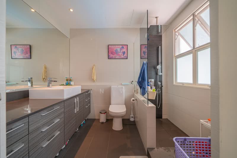 SUPER CHEAP TERRACE BELOW $4MILLION!, , 6 Bedrooms, 3,200 sqft, Cluster House For Sale, by Yian Wong, 500227429 - Bathroom - PropertyGuru.com.sg