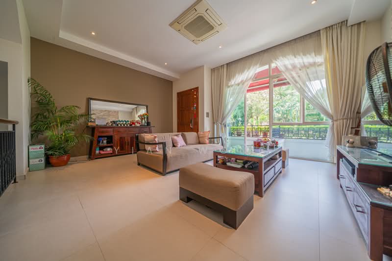 SUPER CHEAP TERRACE BELOW $4MILLION!, , 6 Bedrooms, 3,200 sqft, Cluster House For Sale, by Yian Wong, 500227429 - Living Room - PropertyGuru.com.sg