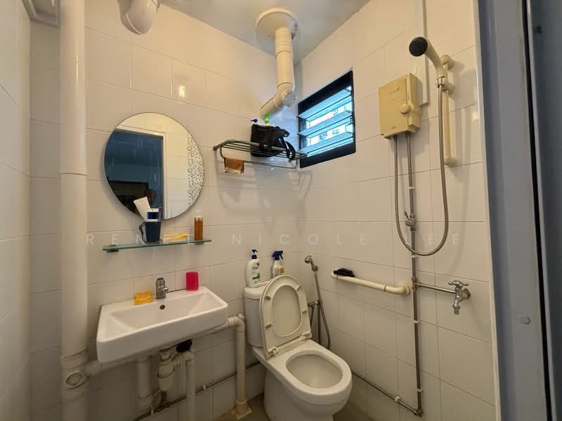 180 Ang Mo Kio Avenue 5, 180 Ang Mo Kio Avenue 5, 2 Bedrooms, 883 sqft, HDB Flat For Sale, by Renee Nicole Lee, 500227430 - Bathroom - PropertyGuru.com.sg
