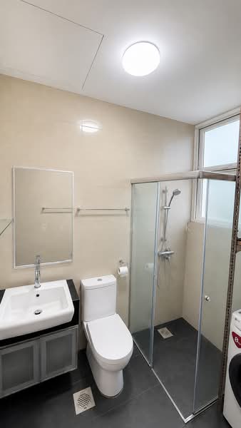 Kovan Grandeur, 118 Tampines Road, 2 Bedrooms, 570 sqft, Condominium For Sale, by Ryan Mock, 500227431 - Common Bathroom - PropertyGuru.com.sg