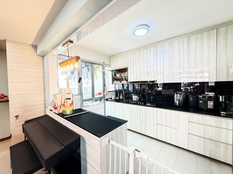 440D Bukit Batok West Avenue 8, 440D Bukit Batok West Avenue 8, 2 Bedrooms, 1,206 sqft, HDB Flat For Sale, by Isabel It, 500227438 - Kitchen - PropertyGuru.com.sg