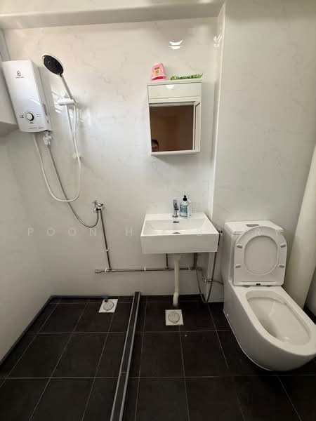 363 Hougang Avenue 5, 363 Hougang Avenue 5, 2 Bedrooms, 1,100 sqft, HDB Flat For Rent, by Poon H K Barry, 500227583 - Bathroom - PropertyGuru.com.sg