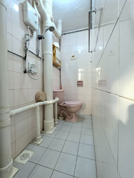81 Commonwealth Close, 81 Commonwealth Close, 2 Bedrooms, 646 sqft, HDB Flat For Sale, by Larry Sng, 500227610 - Bathroom 2 - PropertyGuru.com.sg