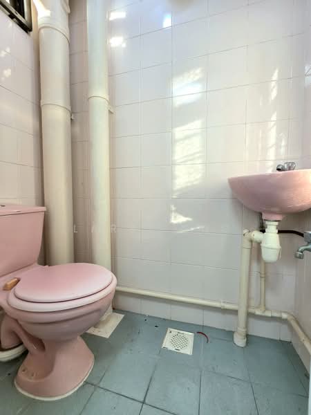 81 Commonwealth Close, 81 Commonwealth Close, 2 Bedrooms, 646 sqft, HDB Flat For Sale, by Larry Sng, 500227610 - Bathroom 1 - PropertyGuru.com.sg