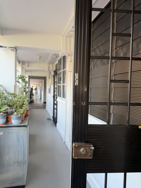 115 Lorong 1 Toa Payoh, 115 Lorong 1 Toa Payoh, 3 Bedrooms, 700 sqft, HDB Flat For Sale, by Mariam ., 500227612 - Corridor - PropertyGuru.com.sg