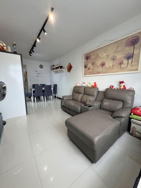 217A Sumang Walk, 217A Sumang Walk, 3 Bedrooms, 990 sqft, HDB Flat For Sale, by Vivian Toh, 500227613 - Living Room - PropertyGuru.com.sg