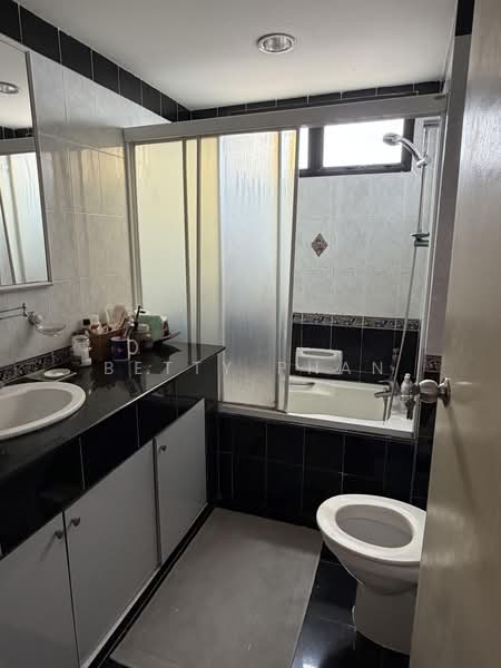 Allsworth Park, 361 Holland Road, 3 Bedrooms, 1,959 sqft, Condominium For Rent, by Betty Phan, 500227623 - Bathroom - PropertyGuru.com.sg