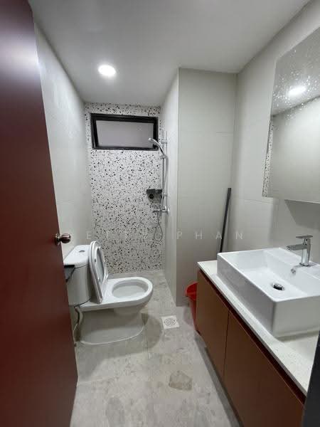 Allsworth Park, 361 Holland Road, Tanglin / Holland / Bukit Timah, 3 Bedrooms, 1,959 sqft, Condominium For Rent, by Betty Phan, 500227623 - New Common Bathroom - PropertyGuru.com.sg