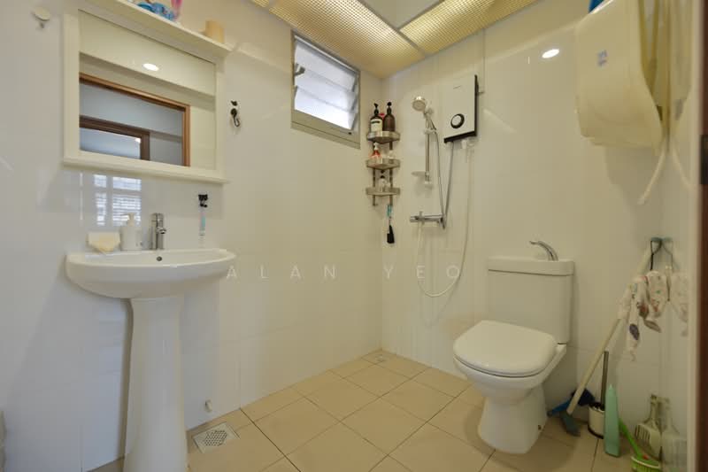 439C Bukit Batok West Avenue 8, 439C Bukit Batok West Avenue 8, 3 Bedrooms, 1,001 sqft, HDB Flat For Sale, by Alan Yeo, 500227645 - Bathroom - PropertyGuru.com.sg
